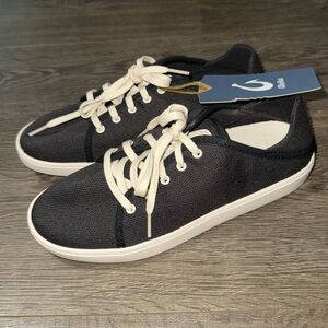 *NWT* OluKai Pehuea Lī women's sneakers in black with white sand soles